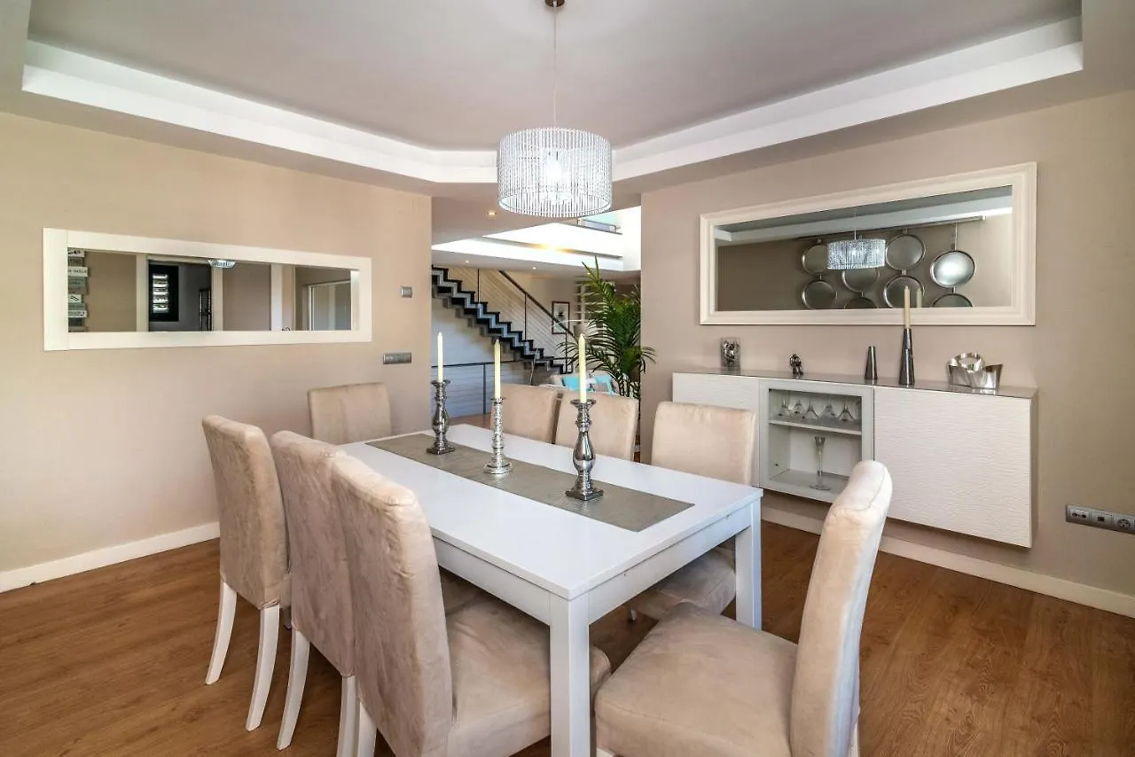 Vacation Marbella I Villa Riviera Del Sol, Private Pool, Jacuzzi, Walking Distance To The Beach Malaga