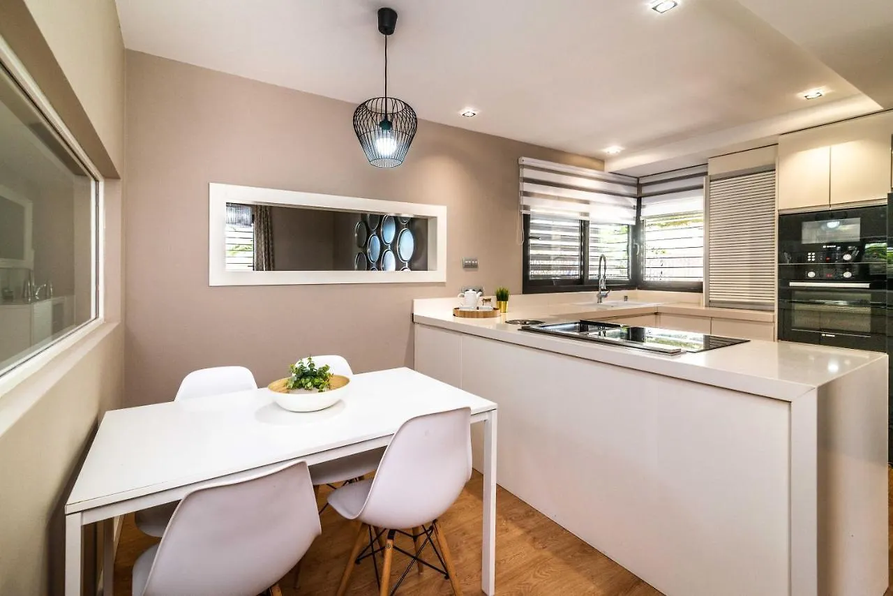 Vacation Marbella I Villa Riviera Del Sol, Private Pool, Jacuzzi, Walking Distance To The Beach Malaga Spain